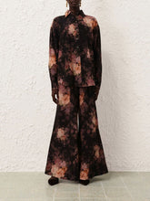 Pantalones anchos plisados con estampado ilustrado